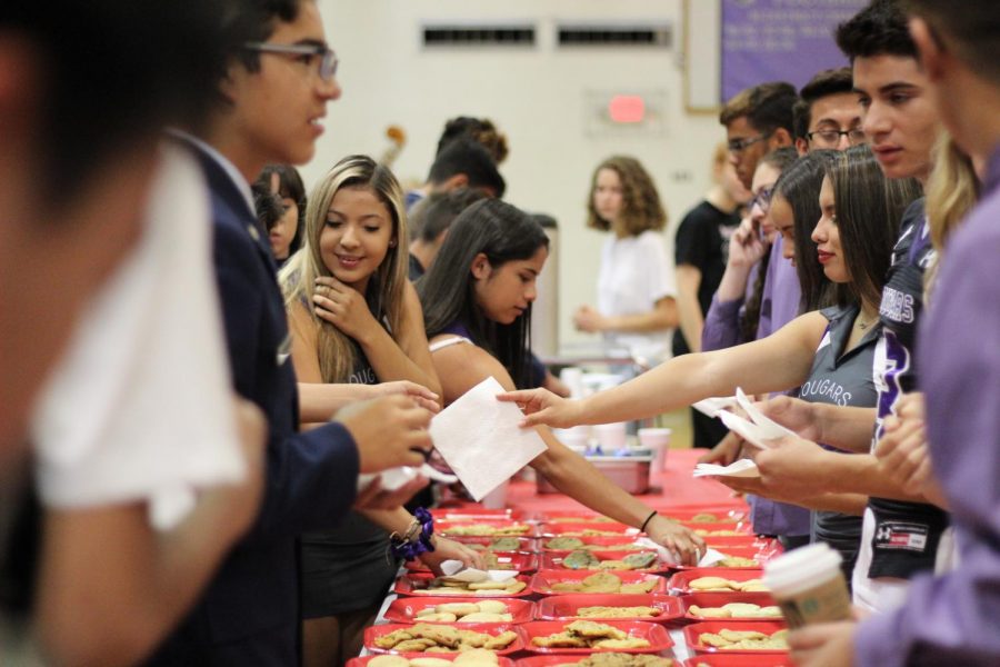 PHOTO BY JAZMINE PRIETO 
Student Council Executive Board members hand out fresh baked cookies to attendees on September 11. 